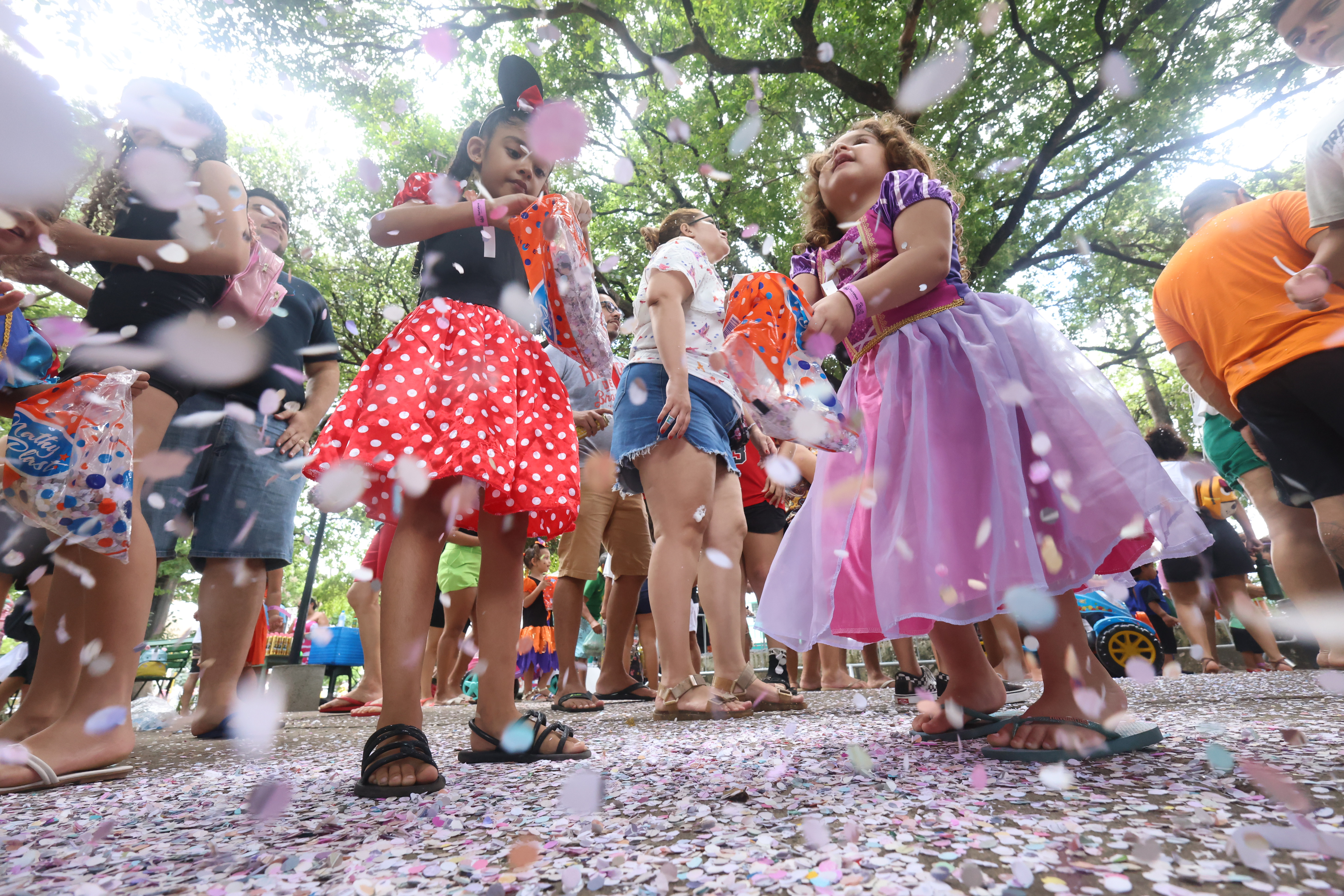 meninas fantasiadas de princesa e de Minnies brincam no Passeio Público